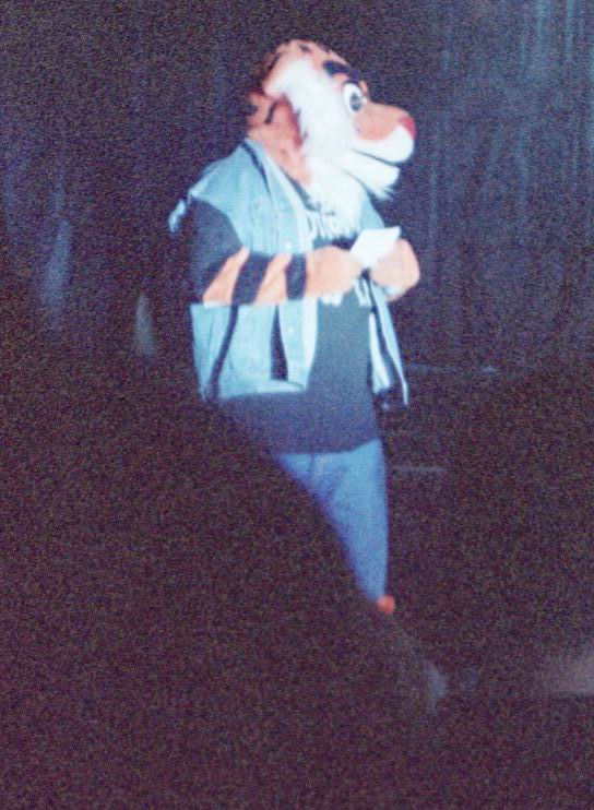 [AC2002_032.jpg thumbnail]